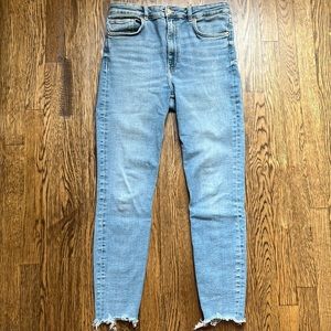 Zara light wash high rise vintage skinny Jean with frayed hem—size 10